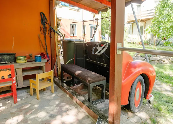 The Upholstery Tinyhouse Deluxe Eco Chalet Kreativ Citynah